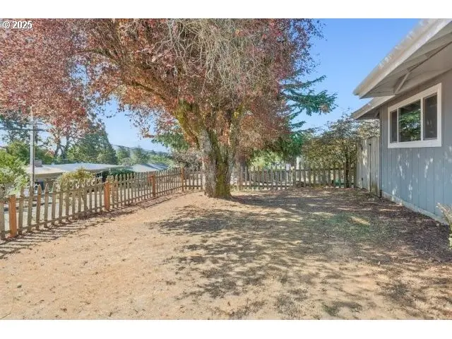 4819 SE Roethe Rd, Milwaukie, OR 97267 - Image #2