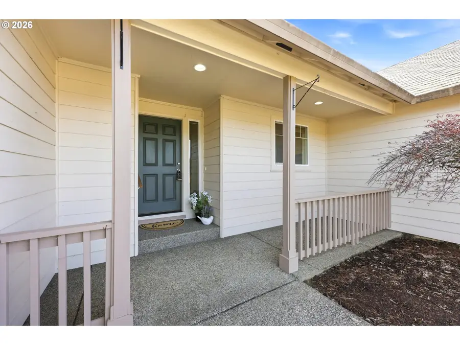 922 NE Travis Dr, Silverton, OR 97381 - #2