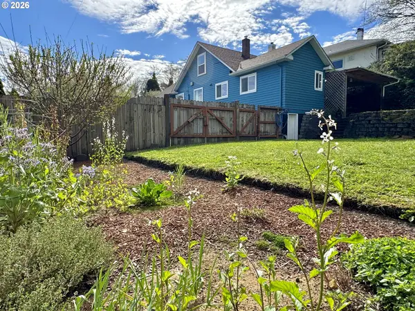 369 S 10th St, CoosBay, OR 97420