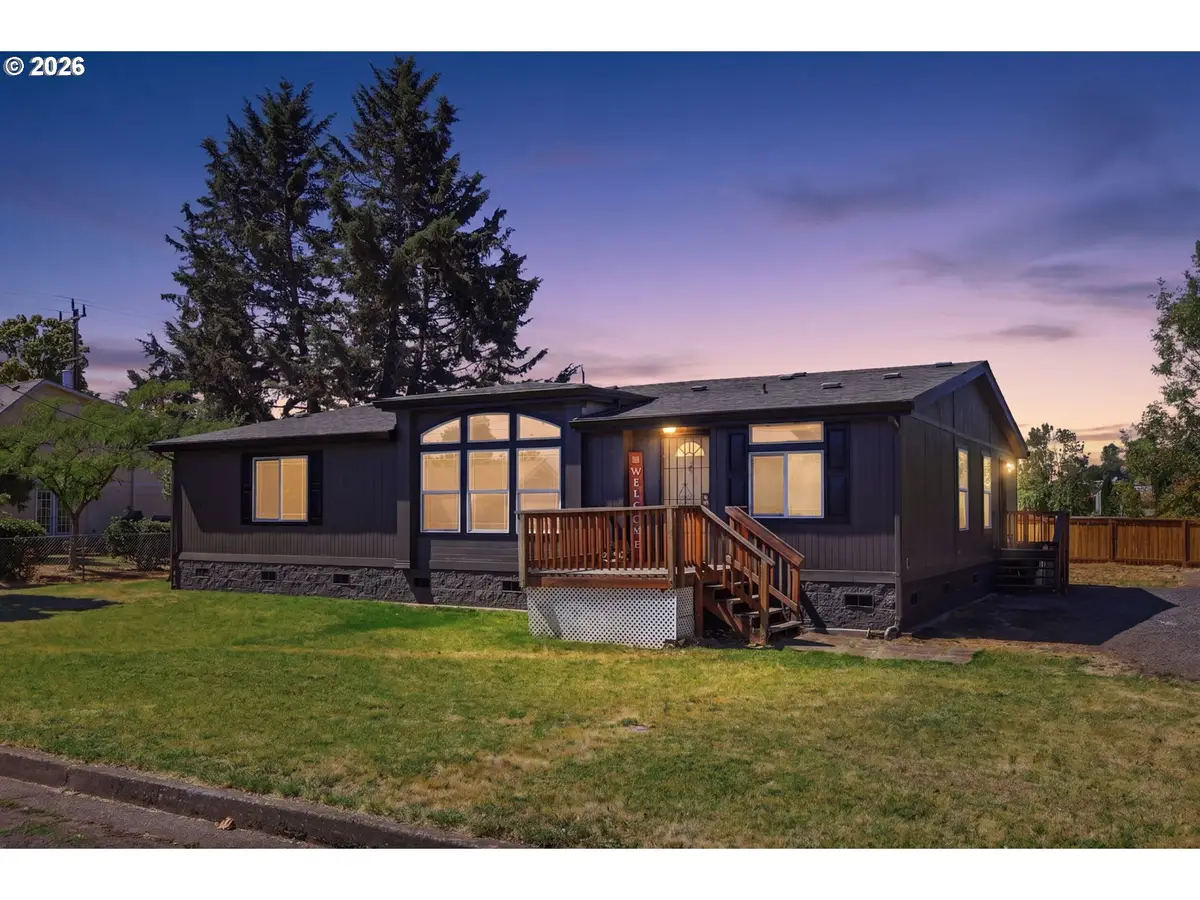 345 N 6th St, Harrisburg, OR 97446 - #1