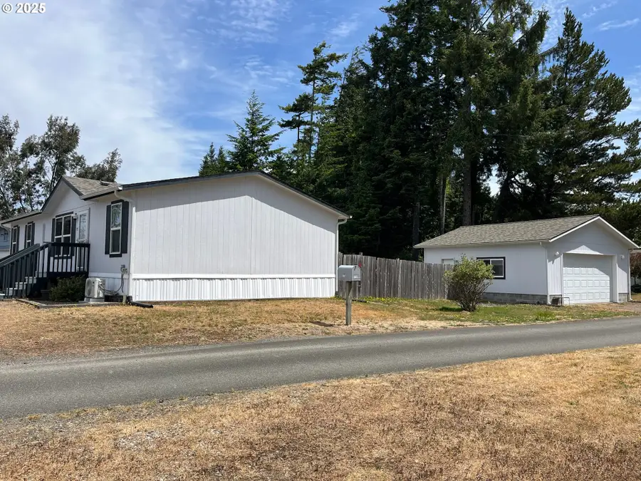 1750 S 28th Ct, Coos Bay, OR 97420 - Image #3