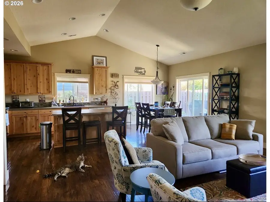 928 E 16th St, Lafayette, OR 97127 - #3