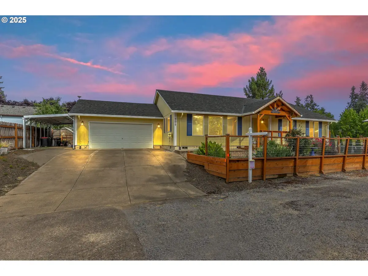 709 S Park St, Carlton, OR 97111 - #1