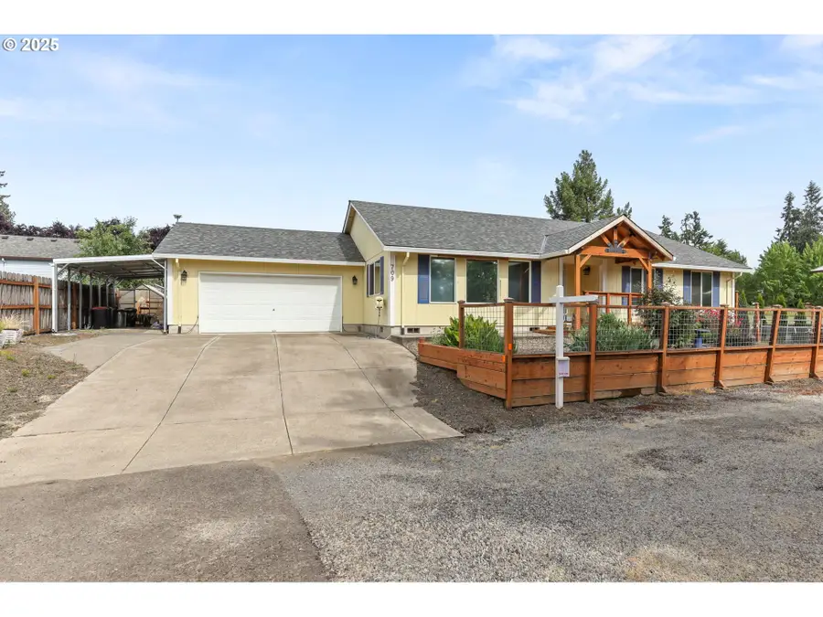709 S Park St, Carlton, OR 97111 - #2