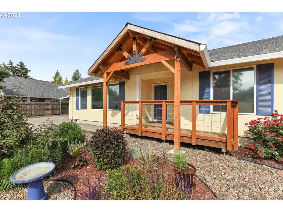 709 S Park St, Carlton, OR 97111 - #3