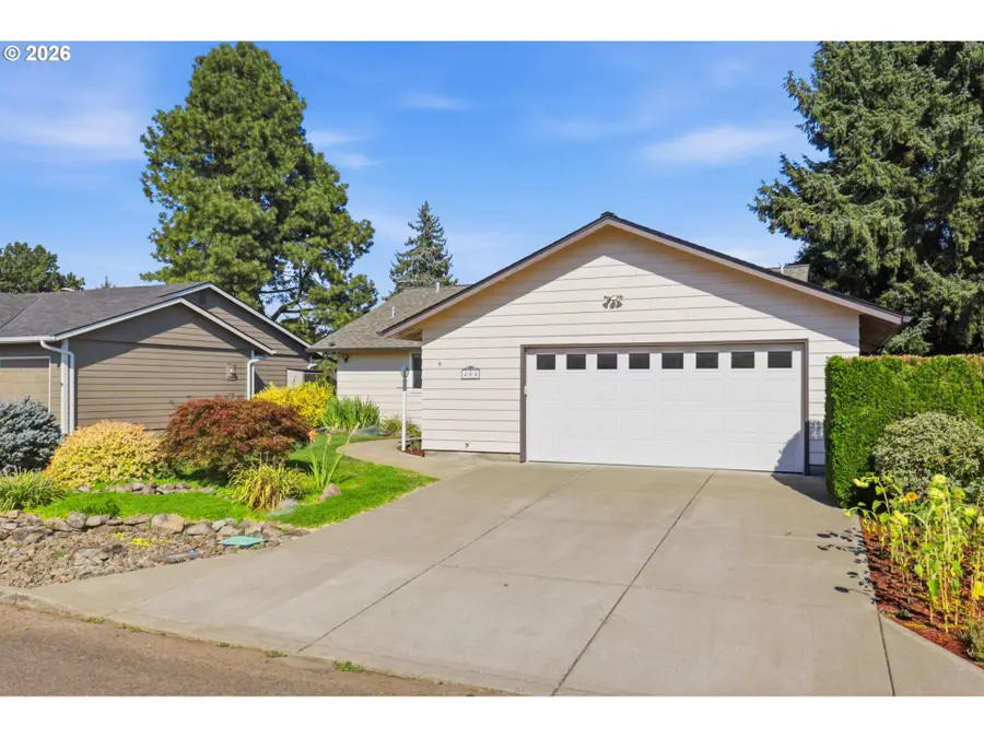 404 S Columbia Dr, Woodburn, OR 97071 - #2