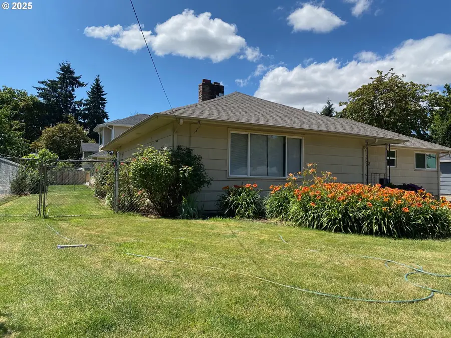 930 Laurelhurst Dr, Eugene, OR 97402 - Image #2