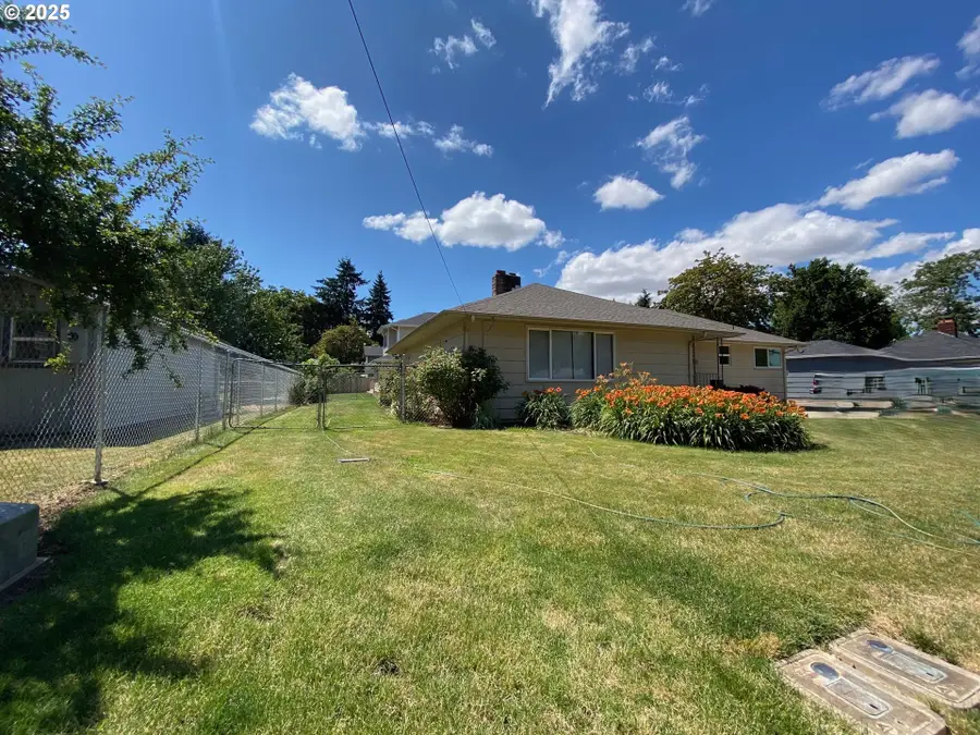 930 Laurelhurst Dr, Eugene, OR 97402 - Image #3