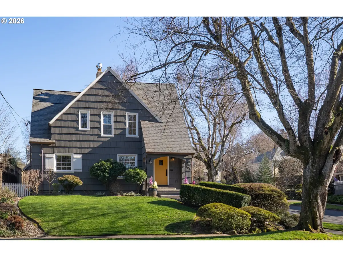 704 NE Hazelfern Pl, Portland, OR 97232 - #1