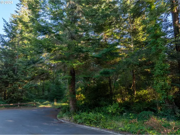 9th St Ne #7-10, Bandon, OR 97411