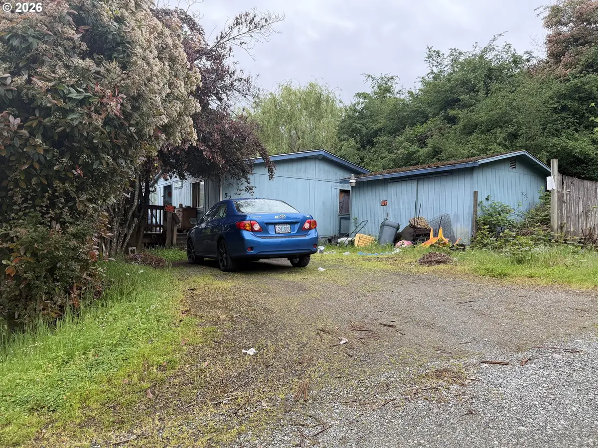 521 NW Harrison St, Canyonville, OR 97417 - #1