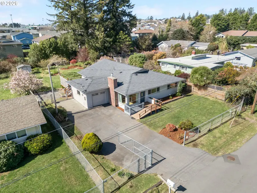 221 Alder St, Brookings, OR 97415 - #2