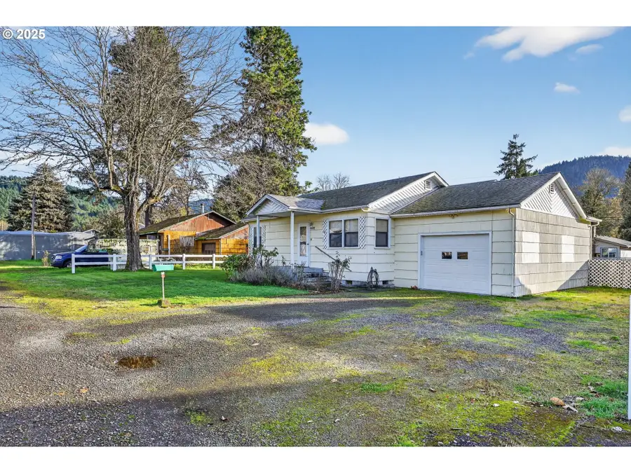 48386 Jasper Dr, Oakridge, OR 97463 - Image #2