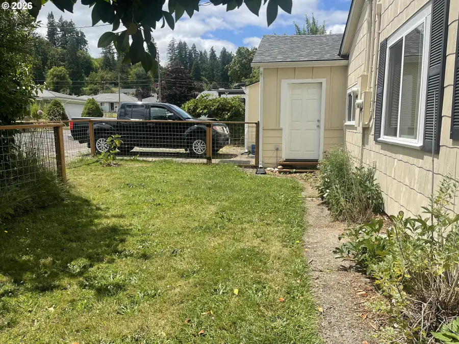 914 4th Ave, Sweet Home, OR 97386 - #3