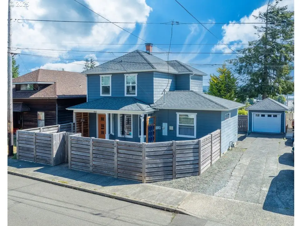 662 S 11th St, Coos Bay, OR 97420 - #1