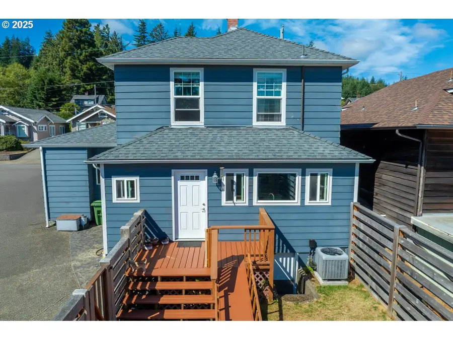 662 S 11th St, Coos Bay, OR 97420 - #3