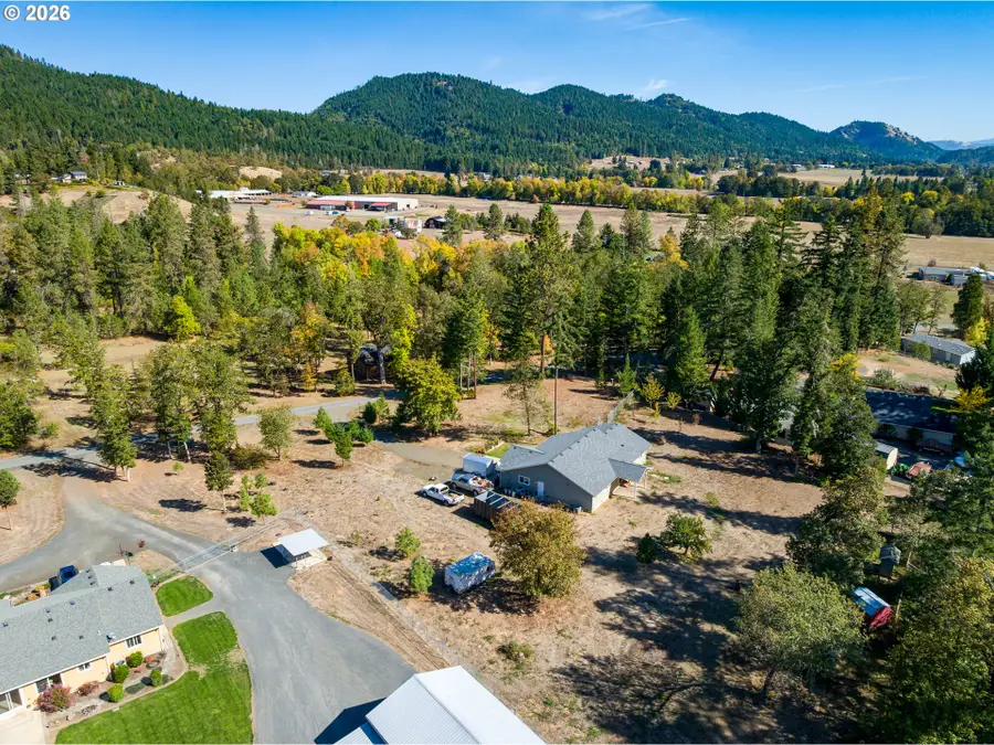 188 Trillium Ln, Tenmile, OR 97481 - #2