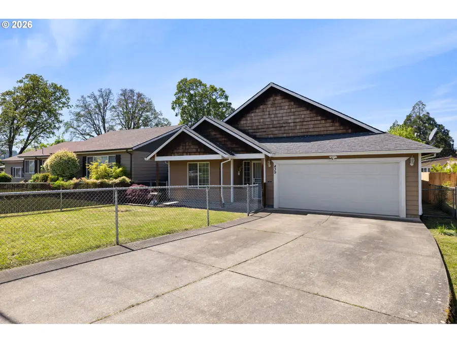 439 N Broadway St, Estacada, OR 97023 - #2
