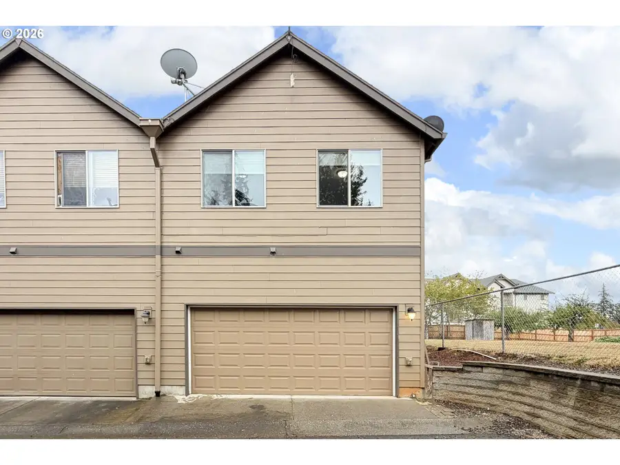 38473 Cascadia Village Dr, Sandy, OR 97055 - #2