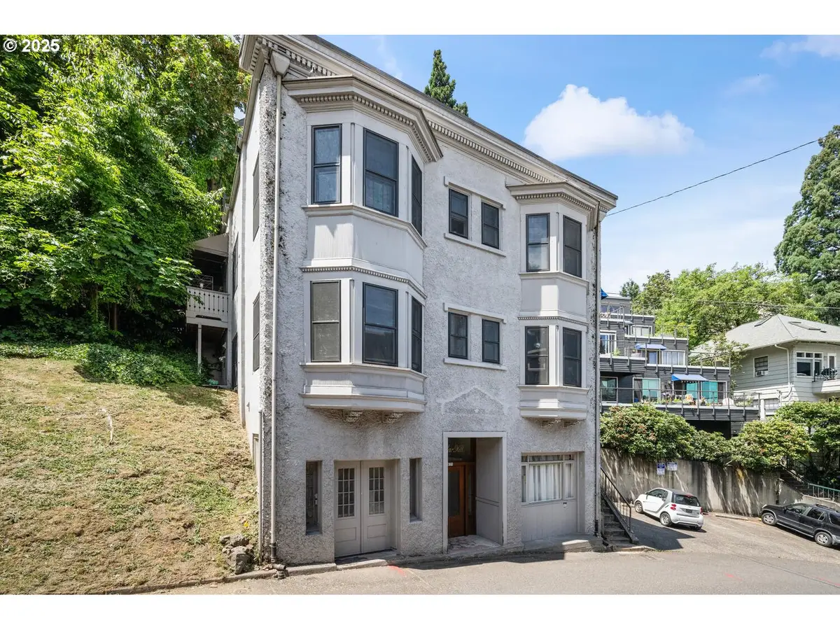 839 SW Green Ave, Portland, OR 97205 - Image #1