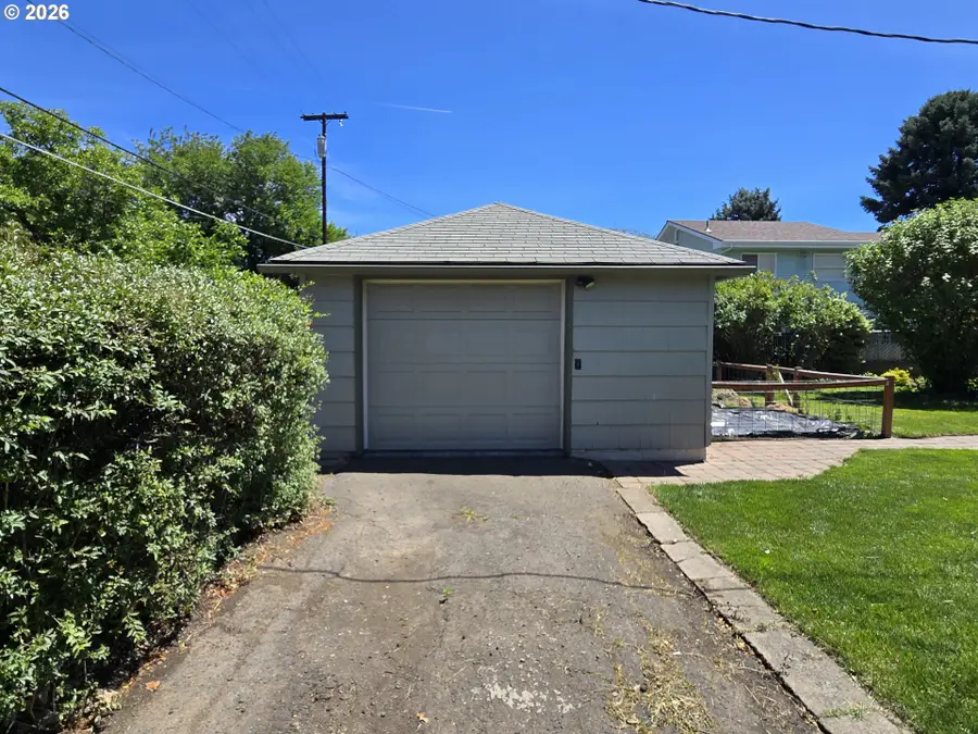 823 W 10th St, The Dalles, OR 97058 - #3