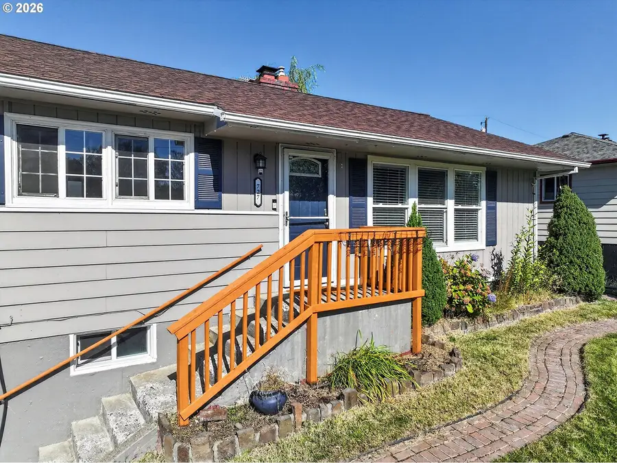 727 E 20th St, The Dalles, OR 97058 - #2