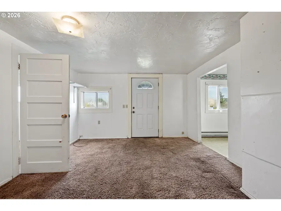 860 Burton St, Harrisburg, OR 97446 - Image #2