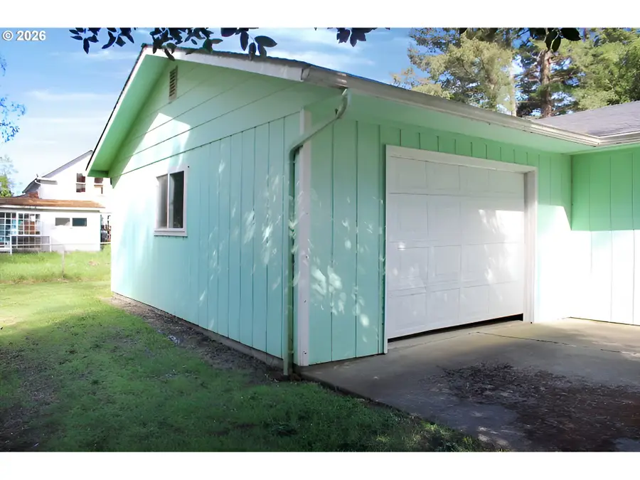 751 N Baxter St, Coquille, OR 97423 - #3