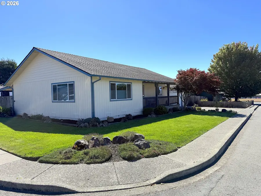 808 Kevin Pl, Brookings, OR 97415 - #3