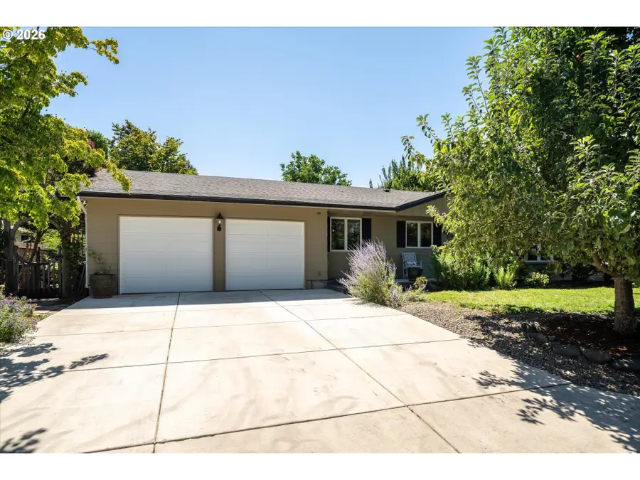 619 Blackstone St, Springfield, OR 97477 - #2