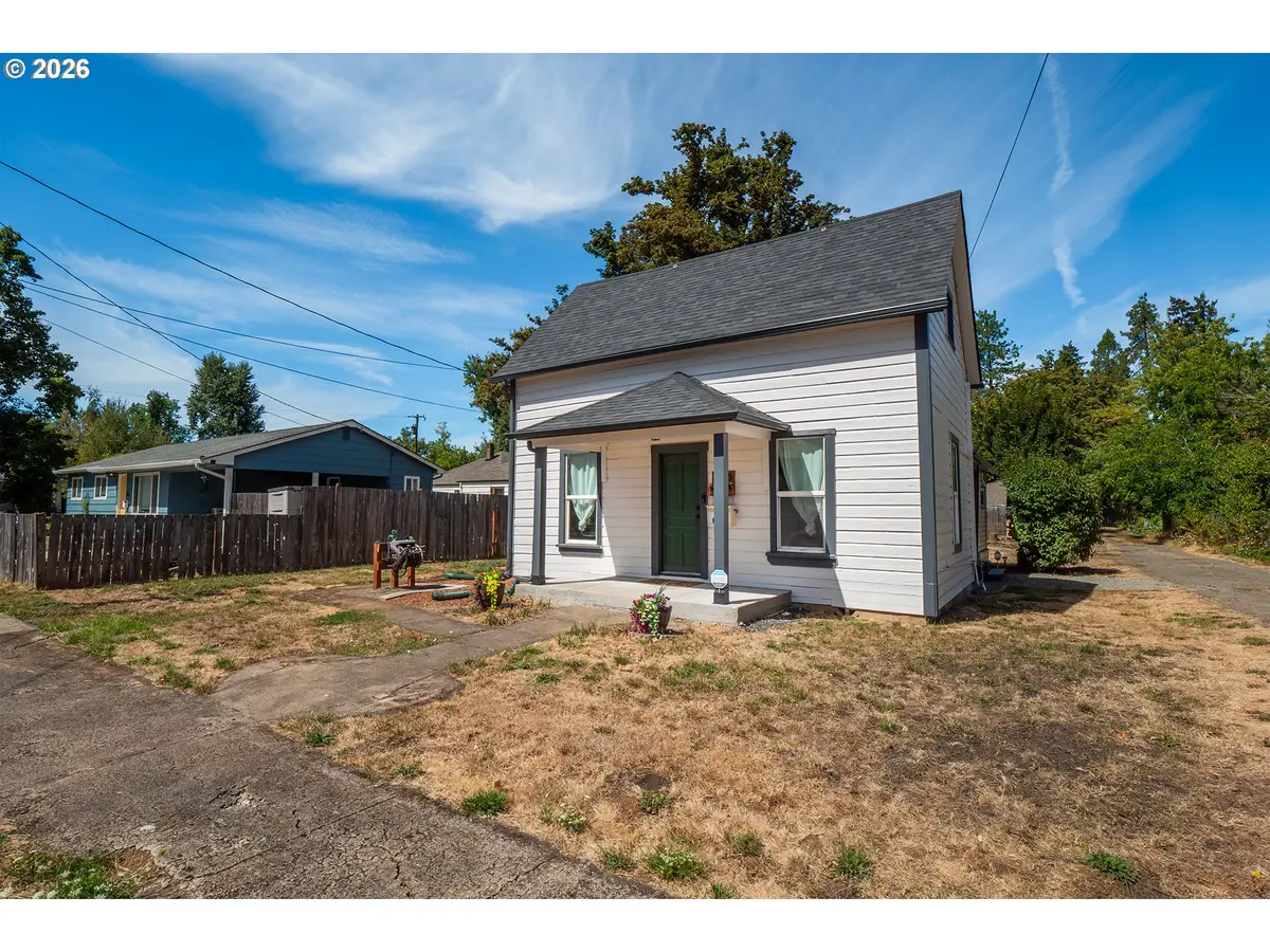 126 E Madison Ave, Cottage Grove, OR 97424 - #1