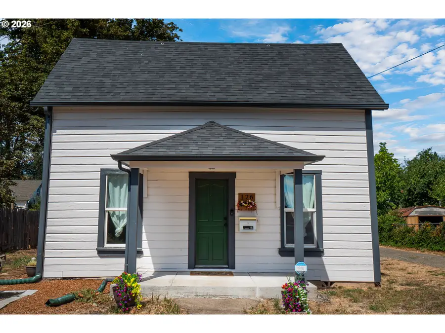 126 E Madison Ave, Cottage Grove, OR 97424 - #2