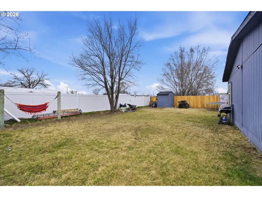 1739 NE 2nd Pl, Hermiston, OR 97838 - #3