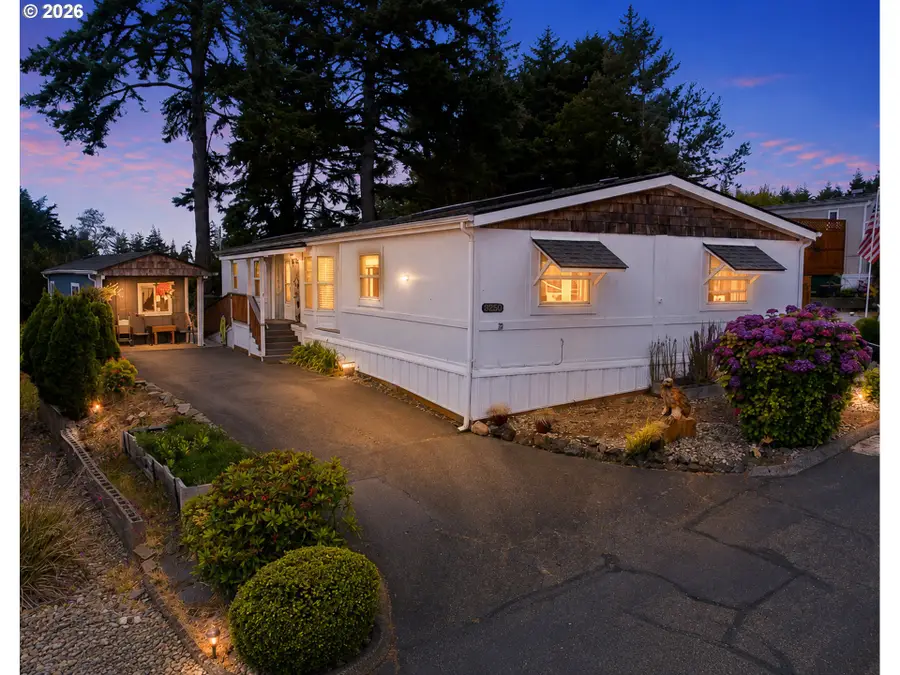 1257 Embarcadero Cir, Coos Bay, OR 97420 - #3