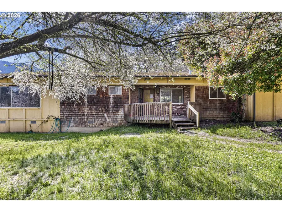 531 NW Harrison St, Canyonville, OR 97417 - #2