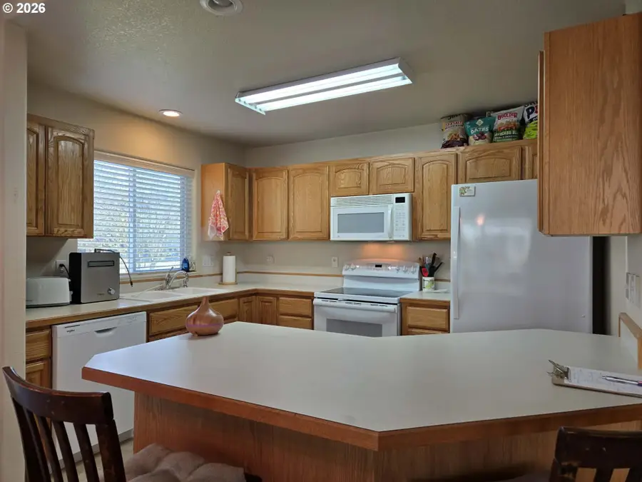 2719 Golfview Ave, Sutherlin, OR 97479 - Image #3