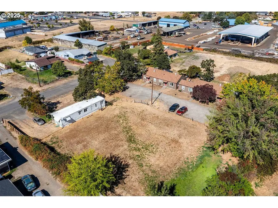 144 166 Reager St, Medford, OR 97501 - Image #2