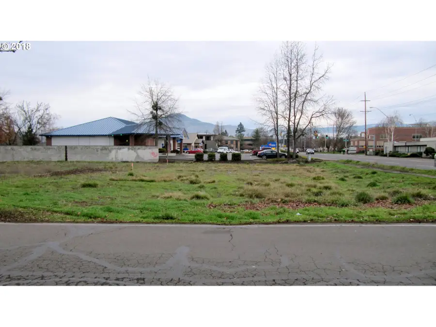 1411 E Mcandrews Rd, Medford, OR 97504 - Image #2