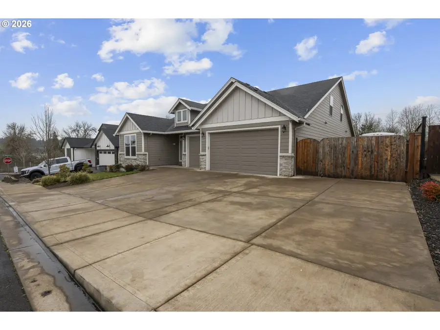 425 NW Crater Lake Dr, Dallas, OR 97338 - Image #2