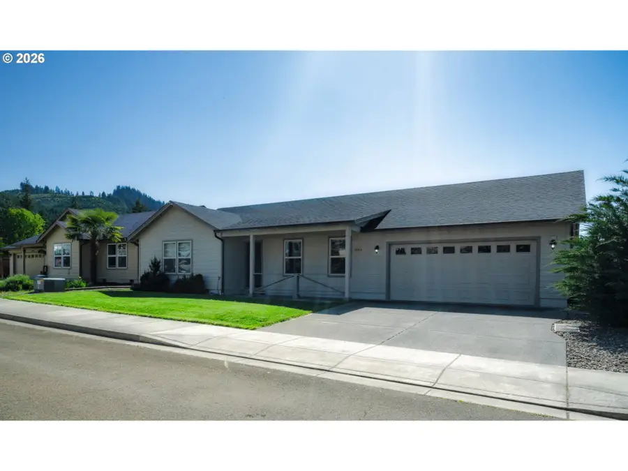 1015 Forest Heights St, Sutherlin, OR 97479 - #3