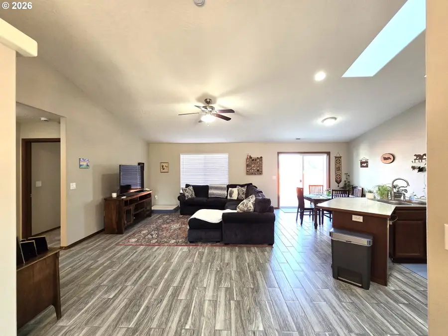 240 W Moore Ave, Hermiston, OR 97838 - Image #2