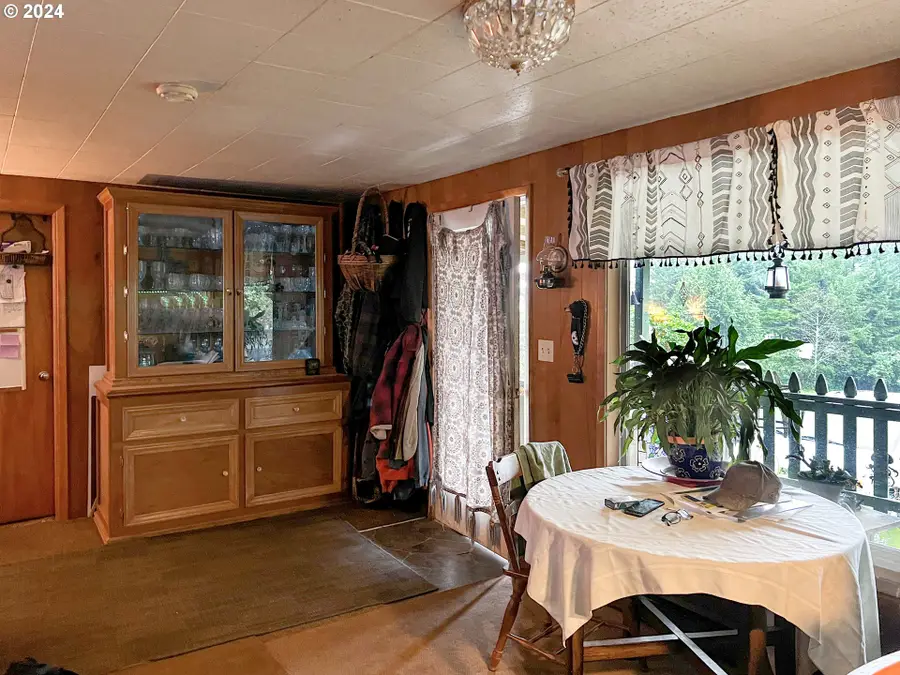 16424 Nelson Dr, Brookings, OR 97415 - #2