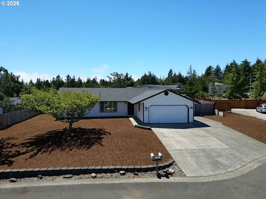 1445 Yew St, Florence, OR 97439 - #2