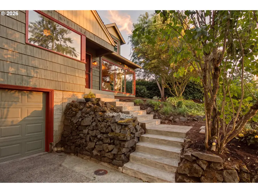 2760 Emerald St, Eugene, OR 97403 - #2