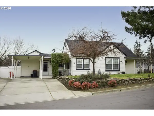 904 N Keene Way Dr, Medford, OR 97504