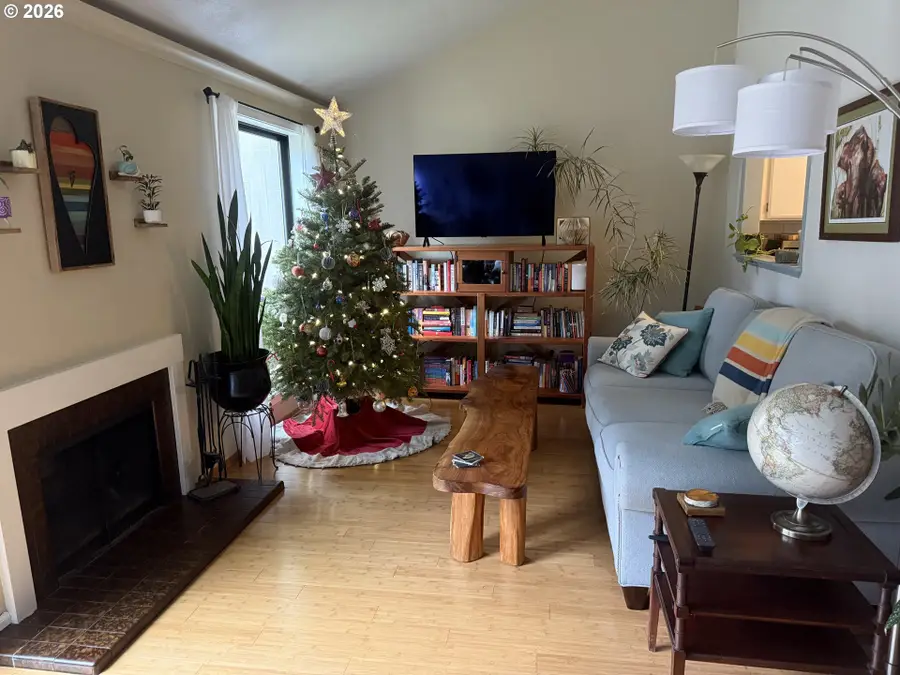 422 Stonewood Dr, Eugene, OR 97405 - Image #2