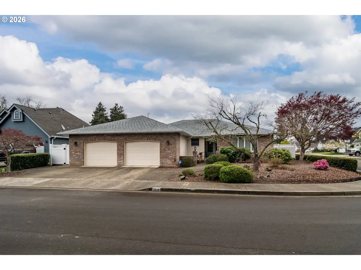 1213 NW Riverfront Dr, Roseburg, OR 97471 - #1