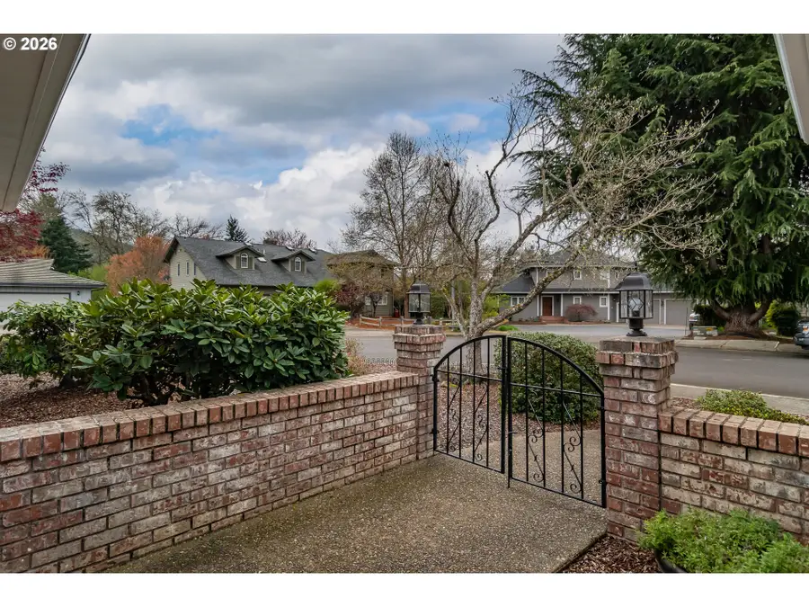 1213 NW Riverfront Dr, Roseburg, OR 97471 - #3