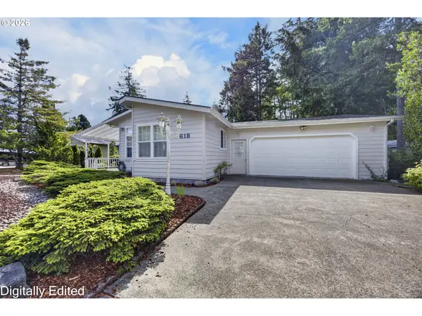 618 38th Pl, Florence, OR 97439