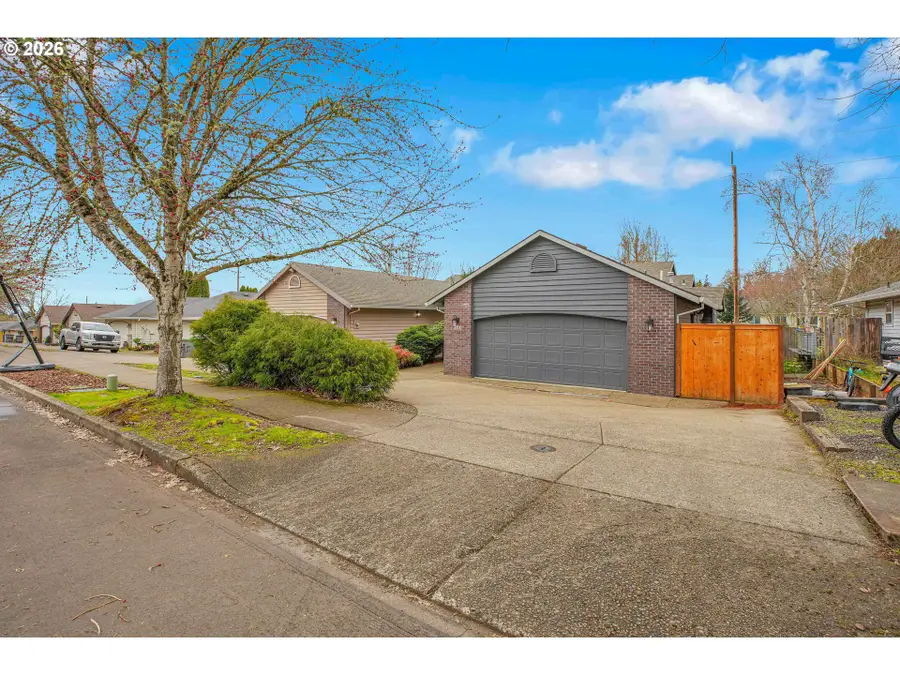 811 NW Meadows Dr, McMinnville, OR 97128 - #2